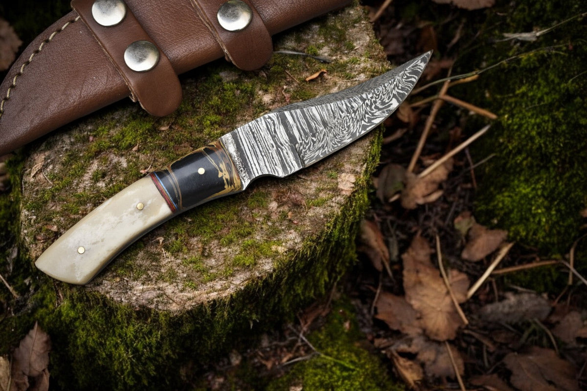 Handmade Damascus Skinning Knife – Epoxy Resin & Bone