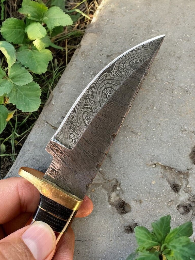 Custom Handmade Damascus Hunting Knife – Epoxy Resin Handle